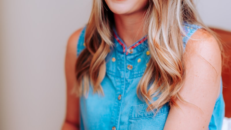 大力神杯在聚光灯下闪耀的特写照片